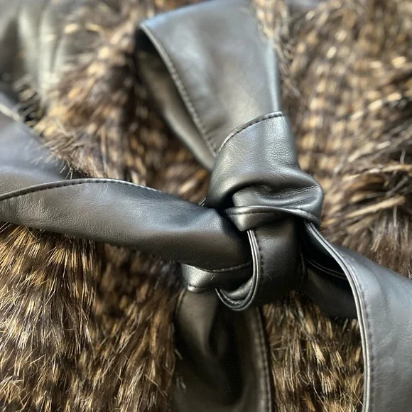 Faux leather/fur Bebe Vest with belt New Small - Picture 6 of 11